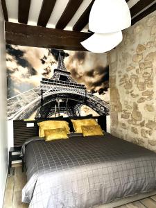 巴黎MARAIS Appartement 2 Chambres 2 Salles de bain - SPA JACUZZI !的一间卧室配有一张带艾菲尔铁塔壁画的床