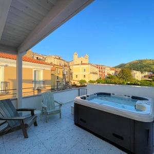 圣尼科拉阿尔切拉Suitetti Camere&Relax的阳台屋顶上的热水浴池