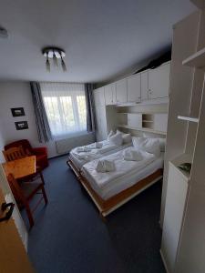 朗格奥Ferienidyll Langeoog的一间卧室,卧室内配有一张大床