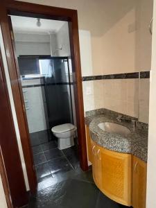 塞拉内格拉Piemonte Flat Serra Neg SP的浴室配有卫生间、盥洗盆和淋浴。