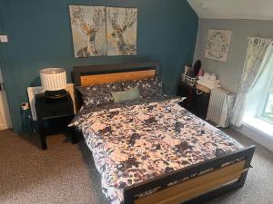 斯莱戈Daffodil Lodge的一间卧室配有一张带花卉床罩的床
