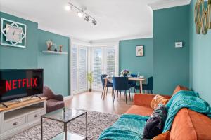 WoolstoneBeautiful 2 Bedroom Apartment MK Free Parking的客厅拥有蓝色的墙壁和沙发