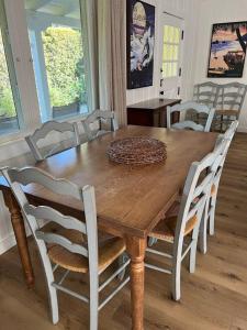 拉古纳海滩laguna beach cottage home的餐桌、椅子和木桌