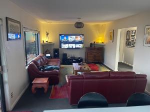 KaiapoiKaiapoi Village House的客厅配有两张沙发和一台电视机