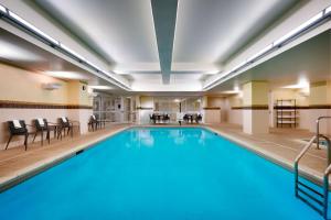 林垦林肯市中心万怡酒店的蓝色的大游泳池,位于酒店客房内