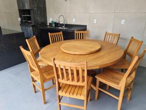 奥林匹亚Casa - Recanto do Alesson的一张木桌、木椅和厨房