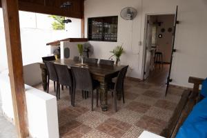巴亚希贝Villa Rosandri的一间带木桌和椅子的用餐室