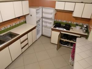 埃尔科莱希奥Finca Andalucia con Piscina en Mesitas的厨房配有白色橱柜、炉灶和冰箱。