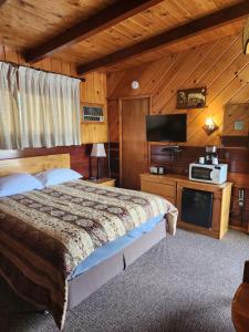Walker托亚比汽车旅馆的一间卧室配有一张床,并在一间客房内配有电视。
