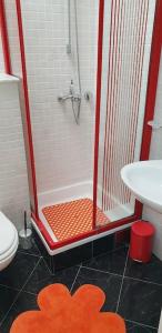 洛夫兰Apartment Dhalia的带淋浴的浴室(铺有橙色地板)