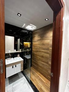 卡博尼格洛Appartement Bella vista的一间带水槽和镜子的浴室