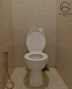 新山Chariton Hotel Skudai Kiri的一间带卫生间和软管的浴室