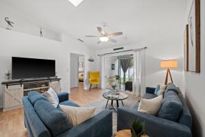萨拉索塔Sunshine Home and Romantic Vacation的客厅配有蓝色的沙发和平面电视。