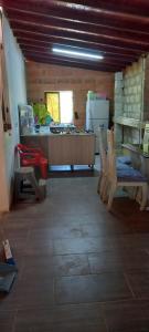 马里尼亚Paraíso的一个带椅子和桌子的厨房