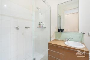 墨尔本Melbourne Bourke Street Bliss的带淋浴和盥洗盆的浴室