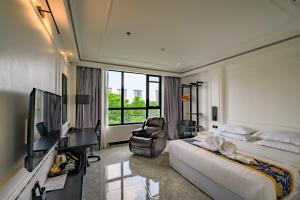 克拉克首尔酒店的酒店客房设有一张大床和一台电视。