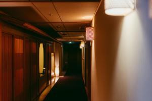 加贺当叠加旅馆的走廊上带墙壁和天花板的走廊