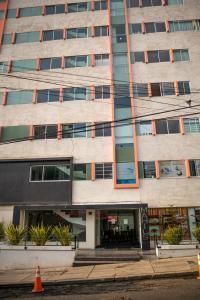 拉巴斯Confortable y Amplio Apartamento Duplex en zona céntrica de Calacoto的公寓大楼前方有橙色锥形