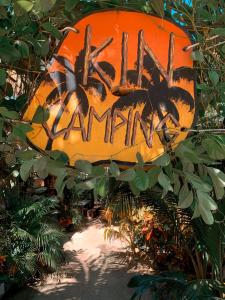 奥尔沃克斯岛Kin Hostal and Camping的花园内涂有涂鸦的橙色标志