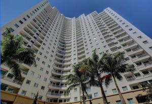 圣保罗Lindo Apartamento Alto Padrão Bela Cintra Stay的一座棕榈树环绕的大建筑