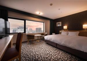 小牧市名铁小牧酒店 的酒店客房设有一张床和一个大窗户