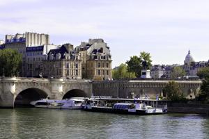 巴黎Hotel Ducs de Bourgogne的两艘船在河上桥前