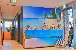 贝冢市关西海滨酒店的一间拥有海滩壁画的房间