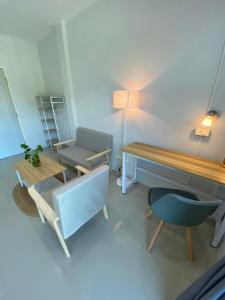 蔻立考拉克迈德居家旅舍的客厅配有桌椅和书桌。
