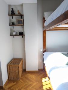毕斯卡斯Piso Grande La Viña的一间卧室设有两张双层床,铺有木地板。
