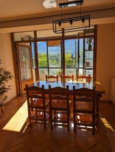 毕斯卡斯Piso Grande La Viña的享有美景的带桌椅的用餐室