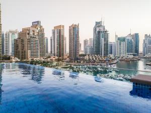 迪拜Maison Privee - Modern Luxury Apt with Spectacular Dubai Marina Vws的市景游泳池