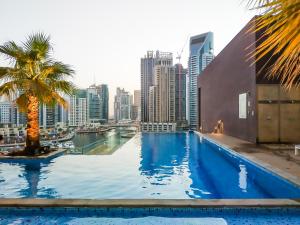迪拜Maison Privee - Modern Luxury Apt with Spectacular Dubai Marina Vws的一座城市天际线的游泳池