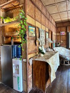 波尔多·格尼拉Bamboo House Beach Lodge & Restaurant的厨房配有冰箱和拖车内的桌子