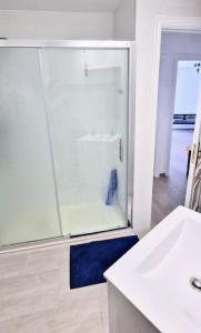 桑亨霍SANXENXO , apartamento nuevo 300 mts playa Silgar的带淋浴和盥洗盆的白色浴室