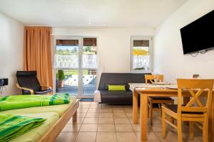 德根豪塞尔塔尔布赫曼度假公寓的客厅配有沙发和桌子
