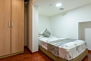 广州广州迈哈顿国际公寓广州正佳环市中心店的一间卧室配有一张床和一个橱柜