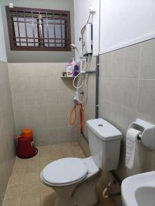 June's Homestay@ Puteri Wangsa near Aeon & IKEA的一间浴室