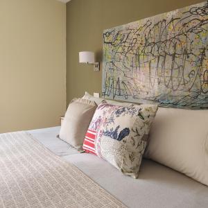 厄尔查尔坦鲁纳尤姆宾馆的卧室配有一张墙上大地图的床
