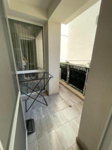 瓦尔纳Luxury Flat-4 People-Mladost的客房设有玻璃桌和阳台。