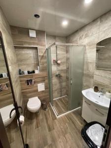 瓦尔纳Luxury Flat-4 People-Mladost的带淋浴、卫生间和盥洗盆的浴室