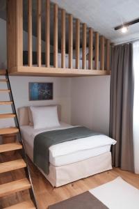 弗利姆斯Casa Flurina的一间卧室配有带梯子的双层床