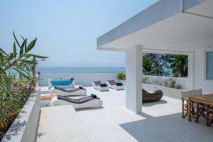 GulioniOcean View Penthouse with Jacuzzi Elias Homes ZanzibarHouses的一个带桌椅的庭院和大海