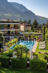 梅拉诺Hotel Ansitz Plantiz的一座带游泳池和大楼的度假村