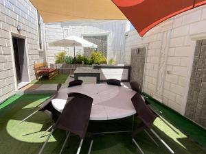 索瓦马شاليه ڤيو VIEW Chalet的露台上的桌椅和遮阳伞