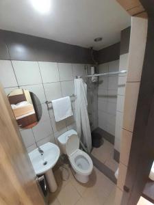 马尼拉OYO 1011 First Hotel的一间带卫生间和水槽的浴室