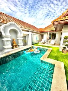 乔木提恩海滩Pattaya Jomtien Private Luxury Pool Villa 芭堤雅中天豪华私家泳池别墅的一座房子的院子内的游泳池