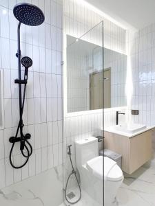华欣Harmonic HuaHin Pool Villa-3BR, 3 Bath, 2 Kitchen的一间带卫生间和水槽的浴室