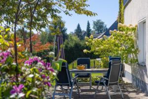 温特贝格特拉普公寓的庭院配有桌椅和鲜花