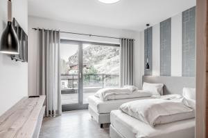 索尔登Corso Living的一间卧室设有两张床和大窗户