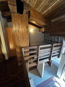 塞斯特雷Chalet Edelweiss - Estella Hotel Collection的客房设有两张双层床和木制天花板。